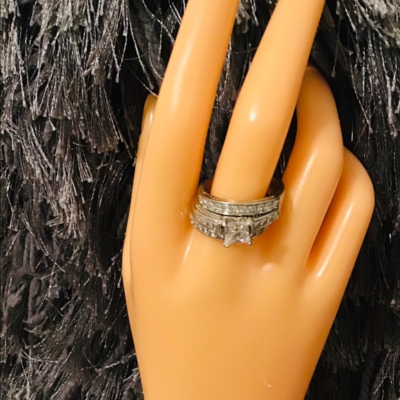 Beautiful 3pcs Ring, Making It Easy To Surprise Your Special Someone. - Picture 2 of 4